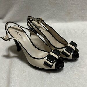 Women size 10 light beige and black bow heels